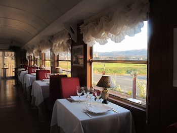 Vista interior del vagón restaurante