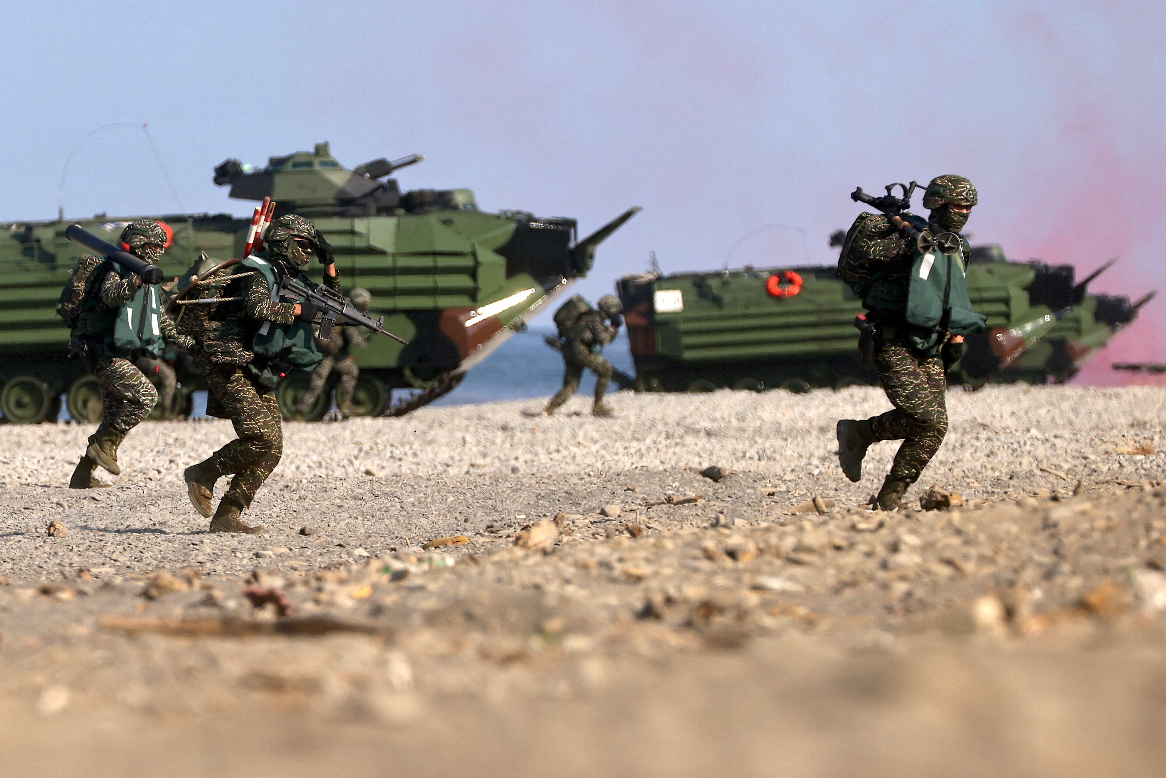 Las Fuerzas Armadas de Taiwán iniciaron este miércoles las maniobras militares anuales Han Kuang, en las que participan más de 22.000 reservistas y que incluyen fuego real (REUTERS/Ann Wang)