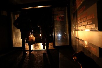 Gente entra y sale de