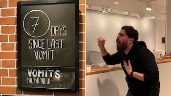 El cartel en el ingreso