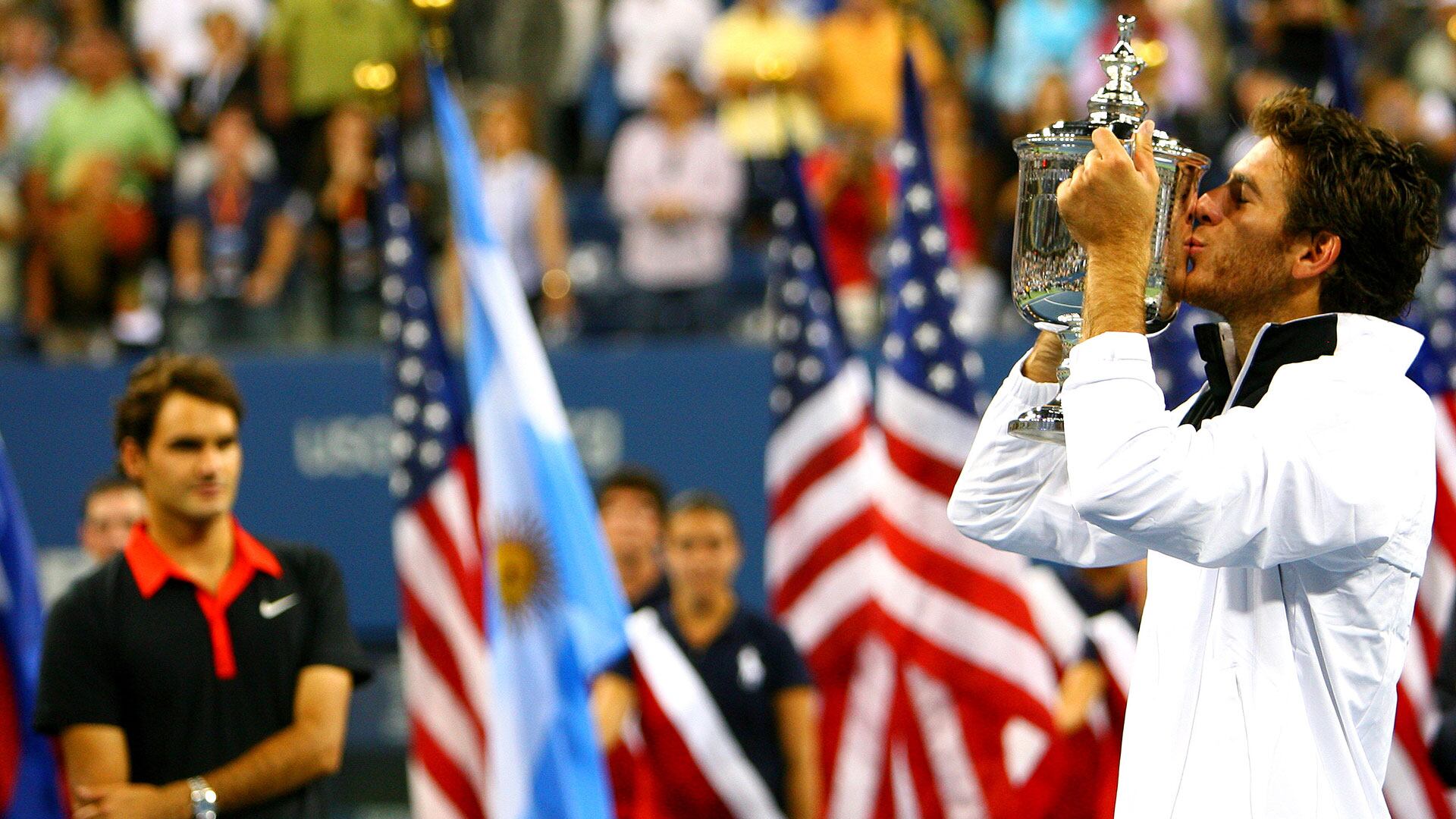 Del Potro besa el trofeo del US Open en 2009 tras vencer en la final a Federer (Shutterstock)