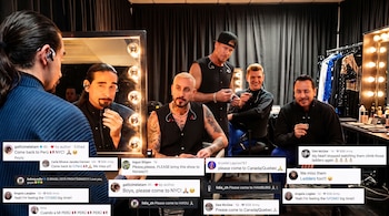 Cinco hombres vestidos de negro se miran frente a un espejo iluminado junto a recuadros de texto con comentarios de usuarios en la parte inferior.