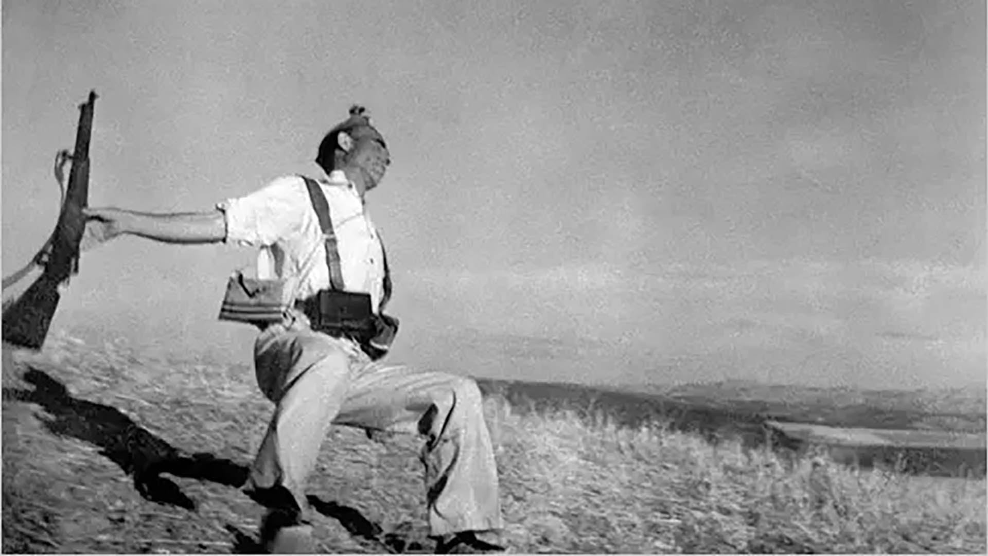 El libro sitúa el conflicto español como el punto en el que confluyen procesos, ideas y protagonistas que habían atravesado las décadas anteriores (Robert Capa/Magnum Photos)