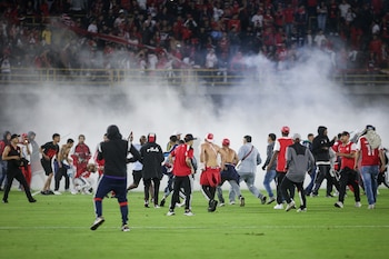 El partido se tuvo que suspender por alrededor de 30 minutos por los disturbios - crédito Cristian Bayona/Colprensa
