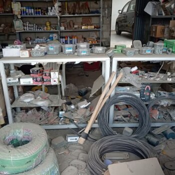 Escombros y daños visibles en