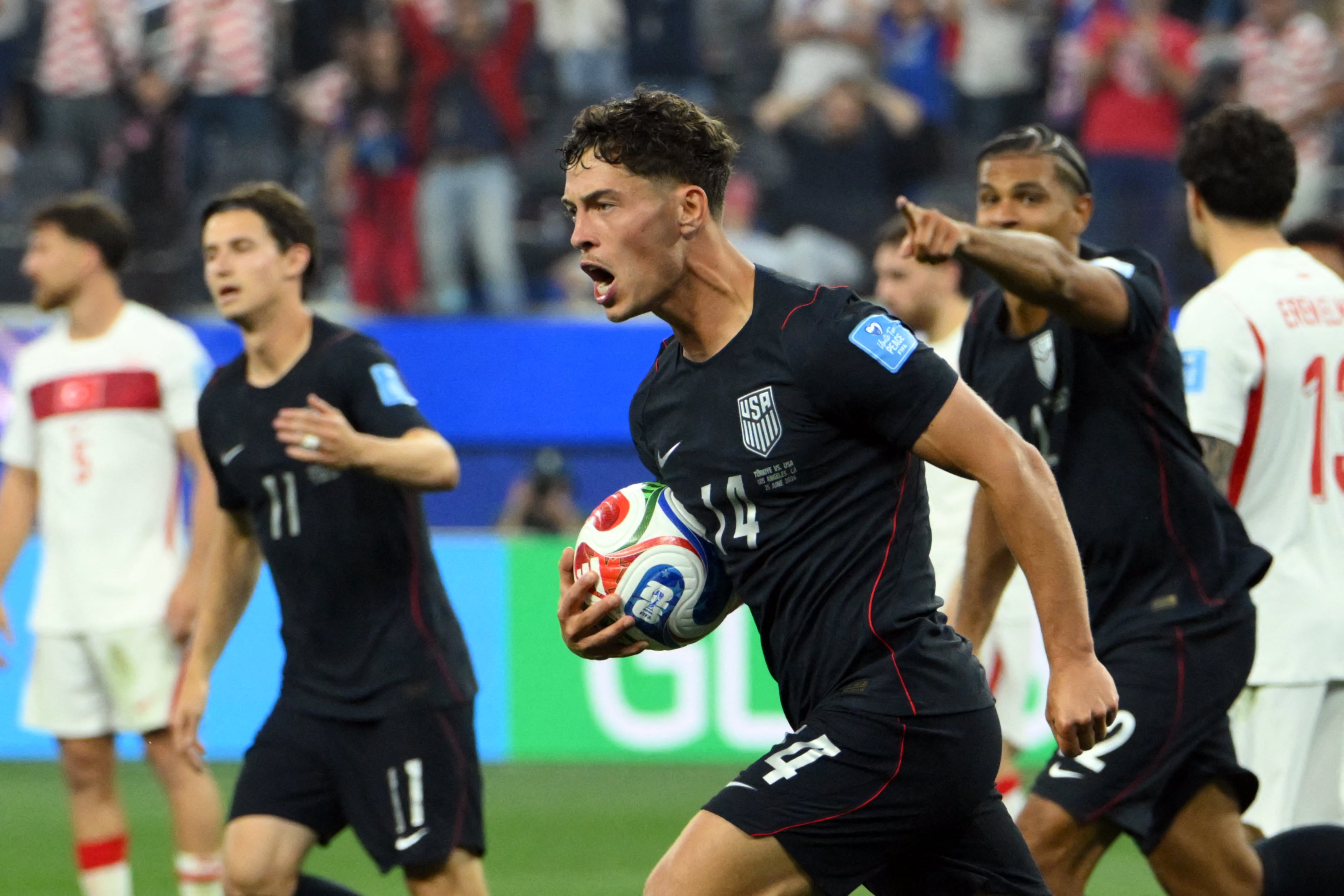 La reposición de camisetas de la Selección de Estados Unidos estará disponible desde el 1 de julio, antes del partido ante Bosnia y Herzegovina (Photo by Patrick T. FALLON / AFP)