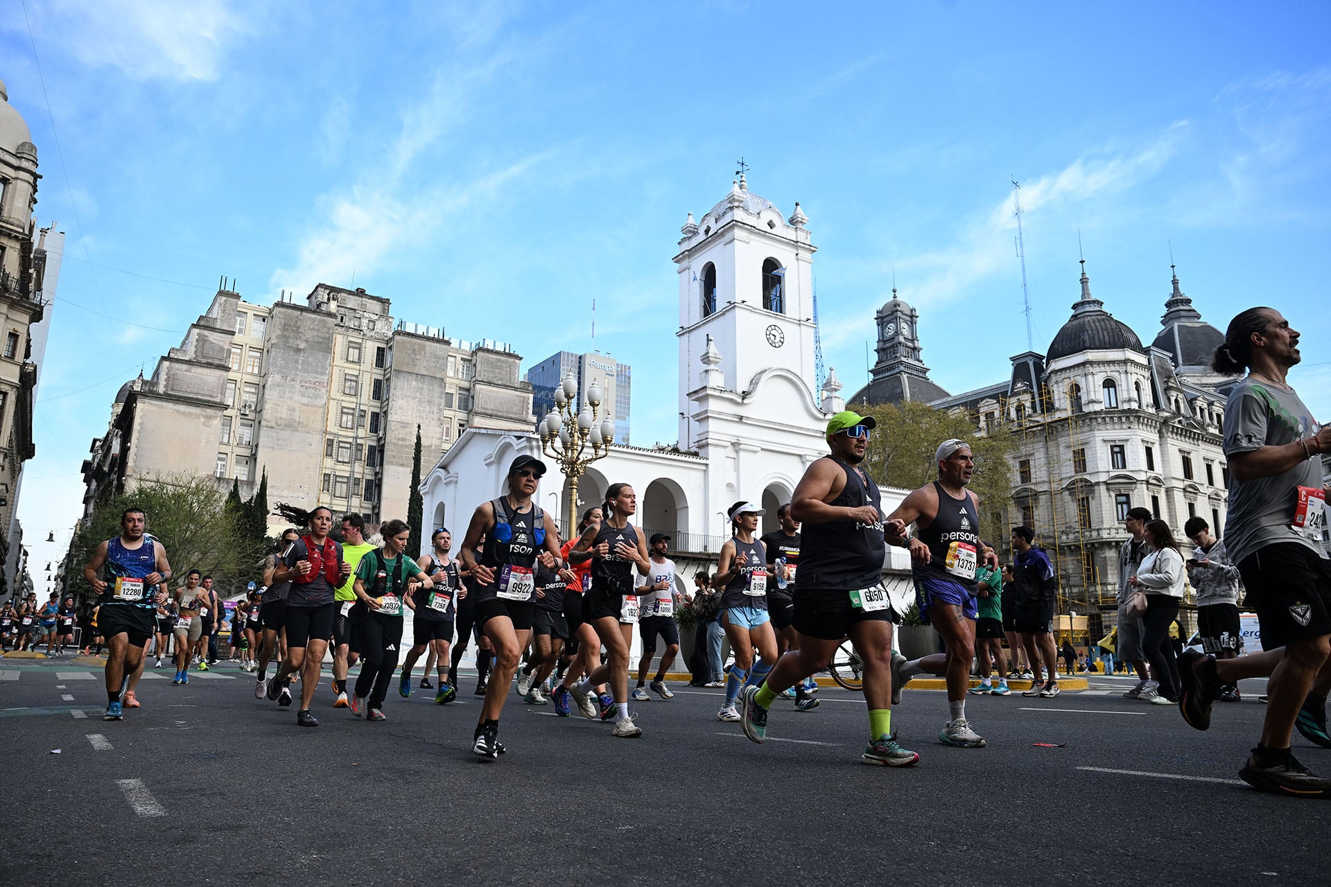 El Cabildo fue uno de los edificios históricos que acompañaron el paso de los corredores durante el tramo céntrico de la maratón