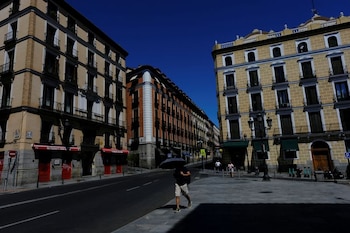 Un turista en Madrid. Agosto 7, 2023. (REUTERS/Susana Vera)