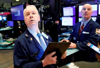 Corredores de bolsa trabajan en