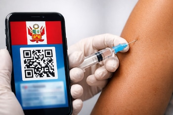 Mano con guante blanco aplica inyección en un brazo. Un teléfono muestra en pantalla carnet digital de vacunación con bandera de Perú y código QR.