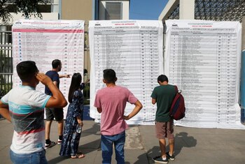 Votantes revisan las listas de