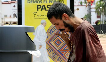 Un habitante de calle come