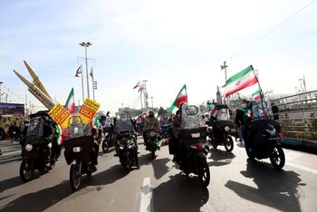 Iraníes viajan en motocicleta durante