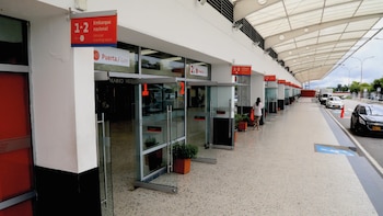 La medida afecta tanto a pasajeros como a aerolíneas, obligando a la reprogramación de itinerarios y la búsqueda de rutas alternativas de desplazamiento - crédito ANI