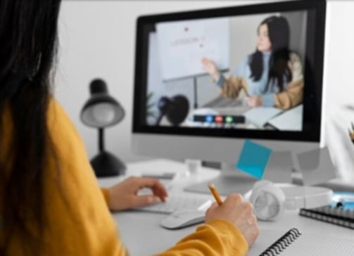 Emprendedores salvadoreños acceden a cursos virtuales gratuitos a través del Aula Virtual./(CONAMYPE)