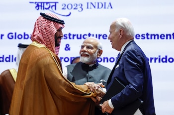 El príncipe heredero de Arabia Saudita, Mohammed bin Salman Al Saud, y el presidente de Estados Unidos, Joe Biden, se dan la mano junto al primer ministro indio, Narendra Modi, el día de la cumbre del G20 en Nueva Delhi, India, 9 de septiembre de 2023. REUTERS/Evelyn Hockstein/Pool