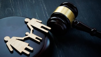 Un tribunal niega la custodia a un padre que debe 16.000 euros en la pensión de sus hijas y fue condenado por “abandono familiar”: afirmaba que la madre no les daba de comer