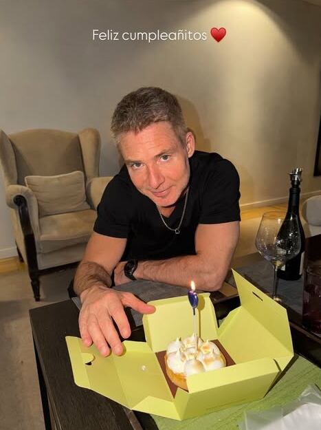 El empresario Adrián Siar celebra su cumpleaños, en una imagen compartida por su pareja, la modelo Rocío Robles, donde se le ve junto a un pequeño pastel con una vela encendida.