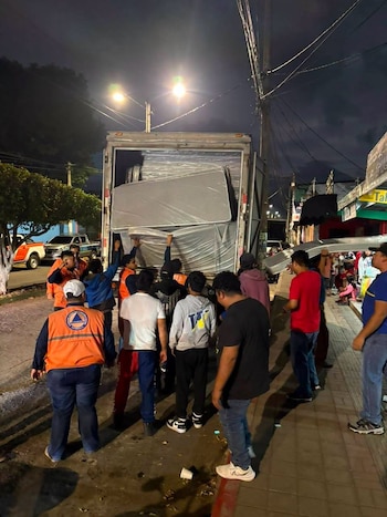 Las cifras oficiales indican que menos de un centenar de personas fueron evacuadas, entre ellas familias de La Trinidad, Santa Rosa, La Reyna y El Rodeo. (Foto cortesía CONRED)