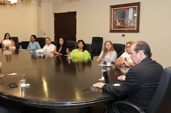 El canciller, Javier Martínez-Acha Vásquez, reunido con los familiares de los detenidos en Cuba. (MIRE)