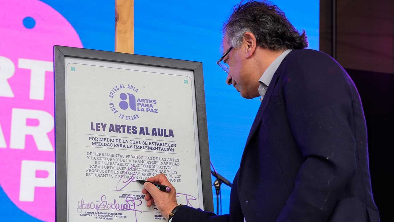 Gustavo Petro sancionó la Ley Artes al Aula - crédito Presidencia