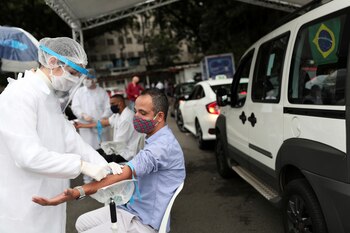 Por extracción de sangre o