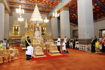 El rey Rama X de Tailandia celebra el primer cumpleaños de la reina Sirikit tras su muerte (Thai Royal Office)
