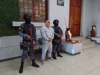 El traslado se realizó desde Mariscal Zavala hasta la Fuerza Aérea Guatemalteca con fuerte resguardo del Sistema Penitenciario y la PNC, dentro de un operativo coordinado por autoridades locales. (cortesía: Ministerio de Gobernación)