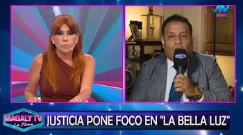 Pantalla dividida con una mujer pelirroja con micrófono de diadema a la izquierda y un hombre con traje y corbata sosteniendo un micrófono a la derecha. Abajo, titular del programa
