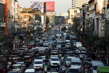 Vehicles are stuck in heavy traffic after a strong earthquake struck central Myanmar on Friday, earthquake monitoring services said, which affected Bangkok as well with hundreds of people pouring out of buildings in the Thai capital in panic after the tremors, in Bangkok, Thailand, March 28, 2025. REUTERS/Chalinee Thirasupa