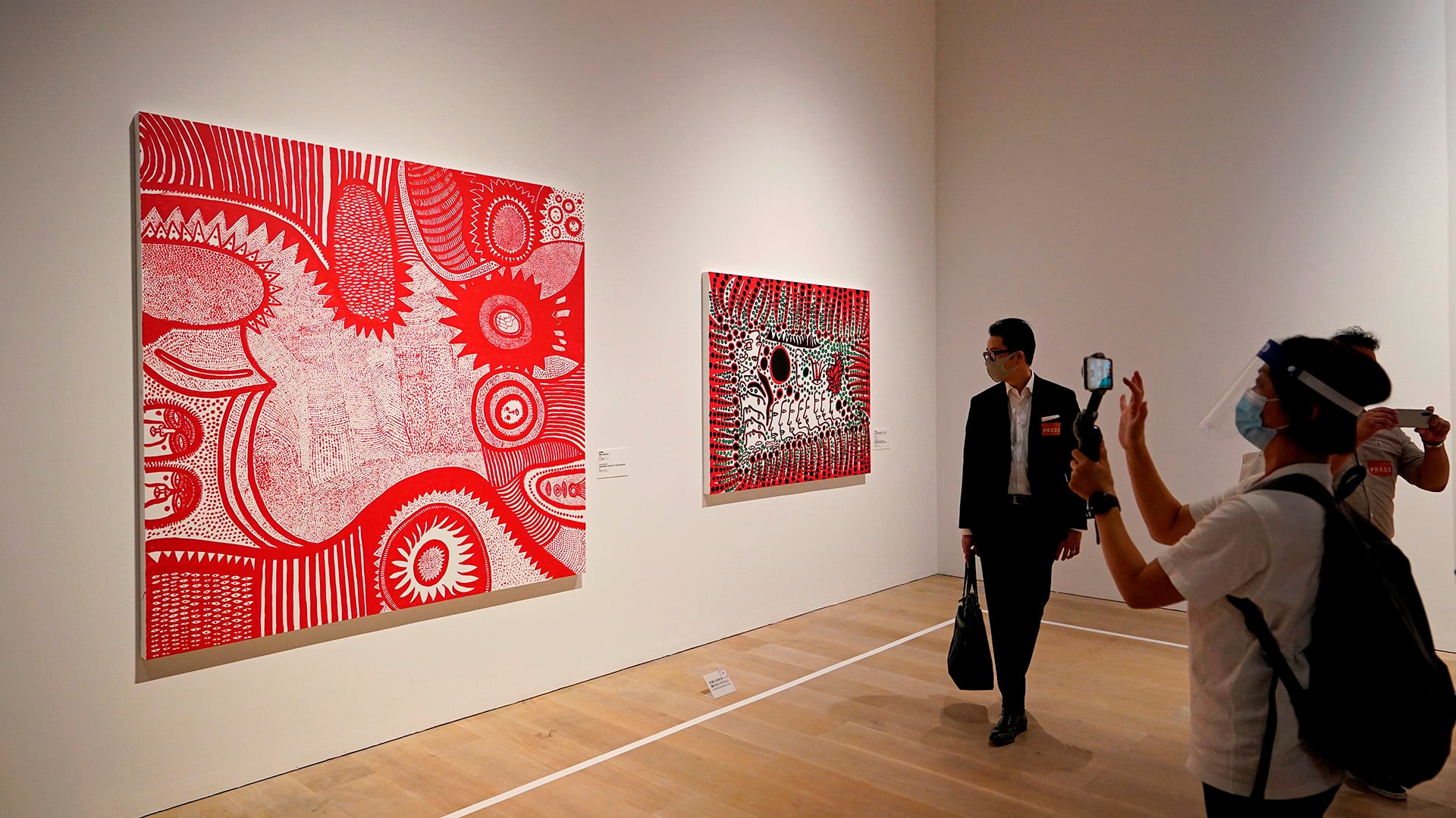 Visitantes con mascarillas observan obras de la artista japonesa Yayoi Kusama durante la presentación a la prensa de la exposición «ESTRELLAS: Seis artistas contemporáneos de Japón para el mundo» en el Museo de Arte Mori de Tokio, Japón, el 30 de julio de 2020. La exposición estará abierta al público del 31 de julio de 2020 al 3 de enero de 2021 (EFE/EPA/FRANCK ROBICHON)