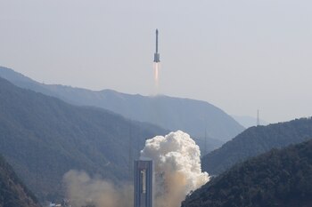 FOTO DE ARCHIVO: Dos satélites