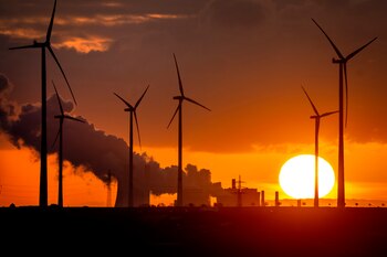 La Unión Europea apoyará con 2 millones de euros proyectos de transición a energías limpias en Colombia. (AP Foto/Michael Probst, Archivo)
