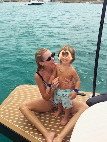 El mal momento de Nicole Neumann con su hijo Cruz en un avión
