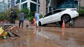 Un automóvil dañado por el