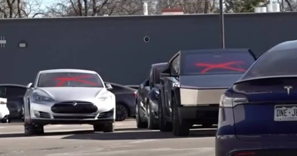 Vandalizan concesionario de Tesla en California: coches y ventanas aparecen con mensajes ofensivos - Infobae