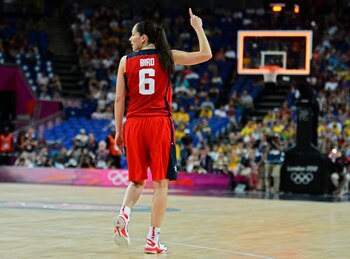 La estadounidense Sue Bird celebraba