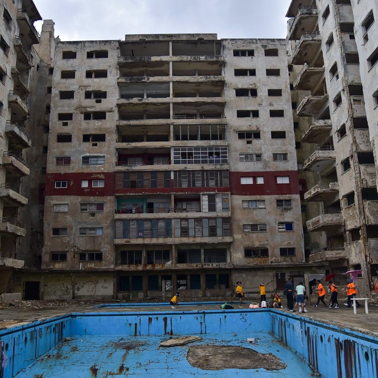 Edificio Riomar pasó del lujo residencial a las ruinas en medio de la crisis habitacional que golpea La Habana