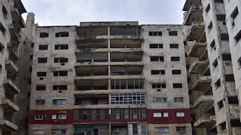 Edificio Riomar pasó del lujo residencial a las ruinas en medio de la crisis habitacional que golpea La Habana