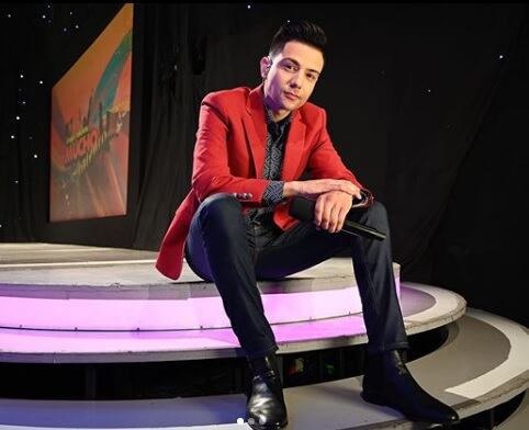 Comenzó su carrera musical inspirado por su abuelo y cantando en la iglesia. (IG: luiscoronelmusic)