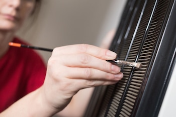 Un pequeño pincel ayuda a