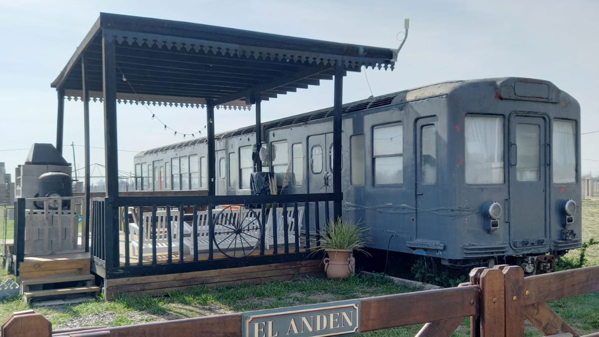 Así luce hoy su casa-vagón, a la que la familia Iriarte nombre