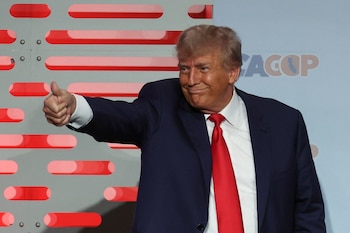El expresidente de Estados Unidos y candidato presidencial republicano Donald Trump tras su discurso en la convención de otoño del Partido Republicano de California en Anaheim, California, Estados Unidos, 29 de septiembre de 2023. REUTERS/Mike Blake