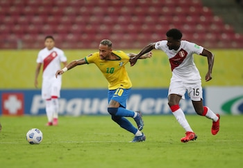 Neymar encara y Christian Ramos lo toma de la camiseta (REUTERS/Ricardo Moraes)