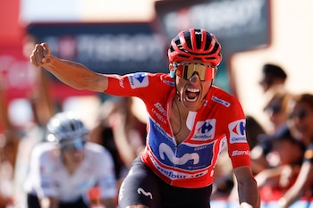 El ciclista español del Movistar Enric Mas celebra su victoria tras la novena etapa de La Vuelta a España, este domingo. (EFE/Javier Lizón)