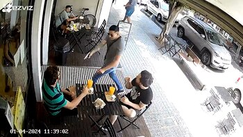 Le apuntó con un arma