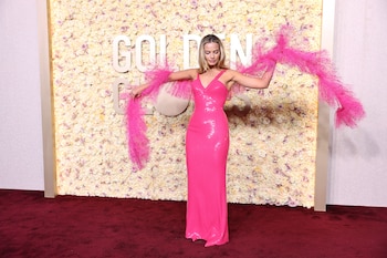 Margot Robbie y su estilista Andrew Mukamal basaron sus trajes de prensa en modelos históricos de la muñeca Barbie - REUTERS/Mike Blake