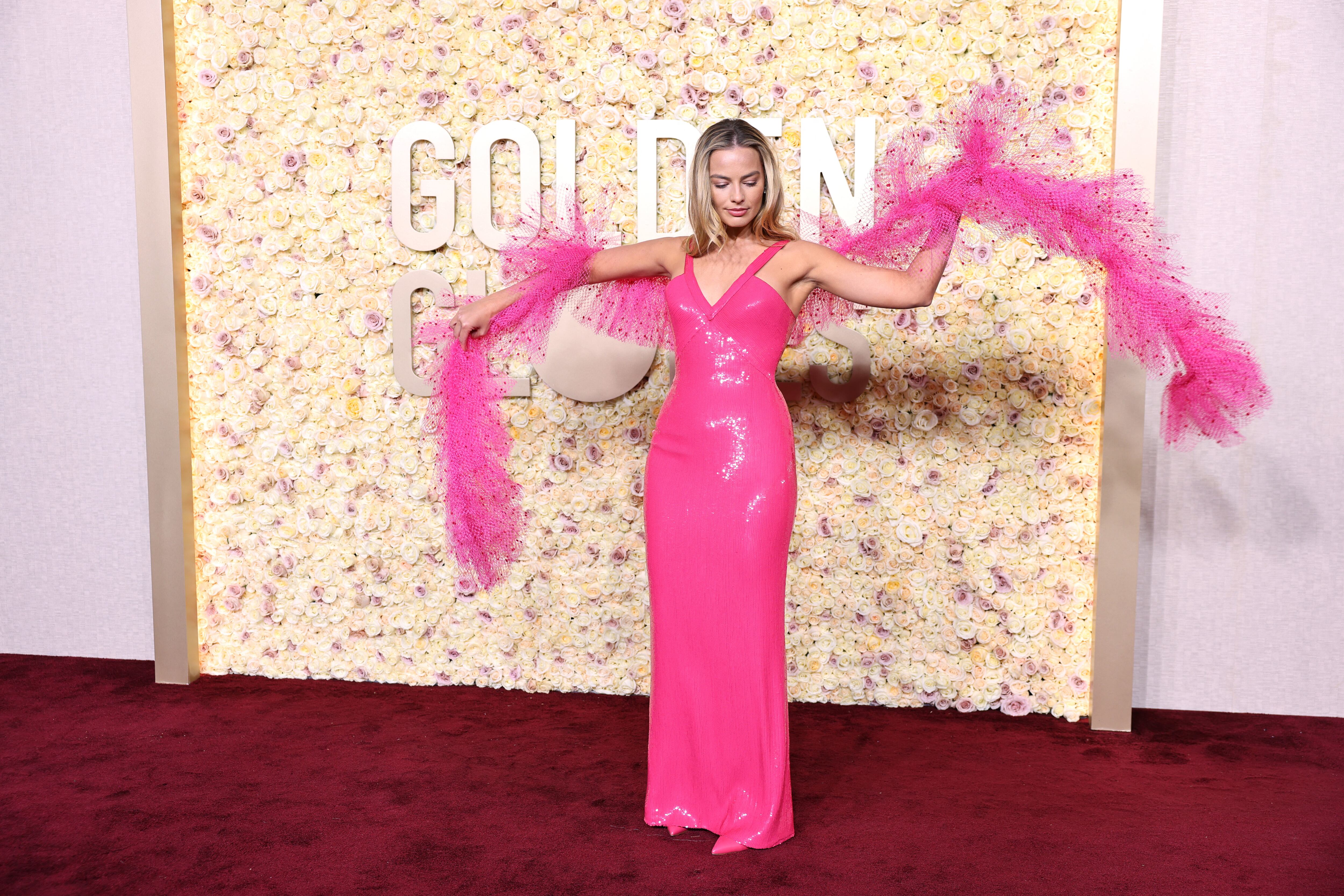 Margot Robbie y su estilista Andrew Mukamal basaron sus trajes de prensa en modelos históricos de la muñeca Barbie - REUTERS/Mike Blake