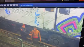 Así fue el momento en que una persona ingresó a las vías de la Línea 2 del Metro CDM y fue arrestado (X/ @AdrianRubalcava)