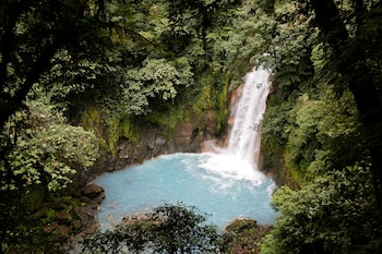 Fotografía de una catarata en